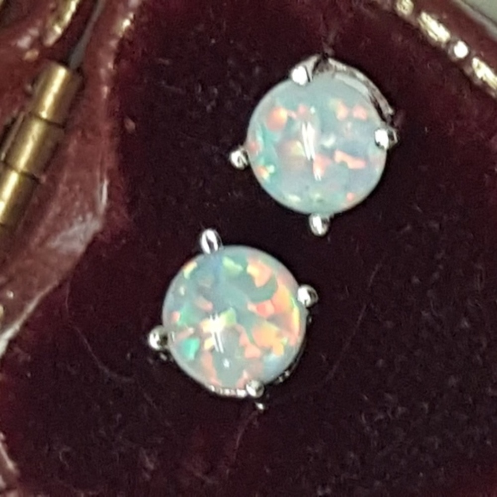 Cute 925 Sterling Silver White/Blue Fire Opal Stud